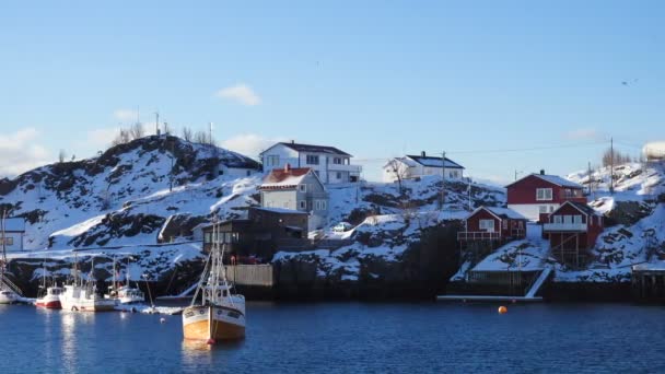 Piękny Norweski Krajobraz Zimowy Wielobarwnym Rorbu Zacumowanymi Statkami Rybackimi Zatoce — Wideo stockowe