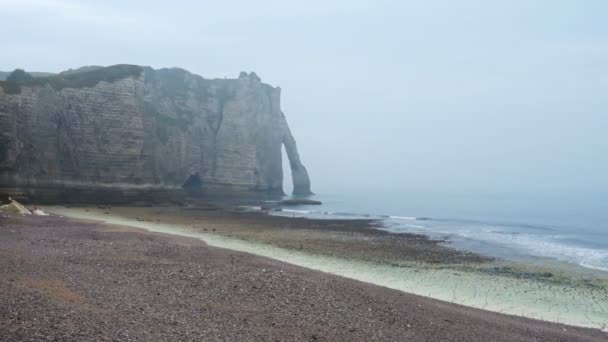 法国诺曼底Etretat的岩石悬崖和大海 — 图库视频影像