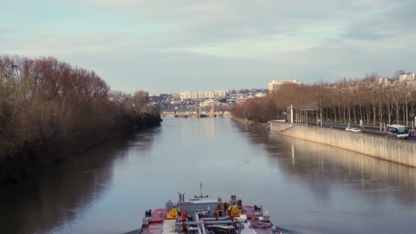 París Francia Marzo Barco Flotando Junto Río Sena Bajo Puente — Vídeos de Stock