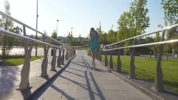 Vrolijk Actief Kind Meisje Rijden Een Scooter Ochtend Stedelijk Park — Stockvideo