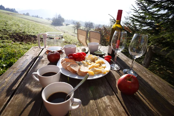 Picnicin Farm Morning Mountains Cheeses Baguette Tomatoes Avocado Coffee Wooden — Stock Photo, Image
