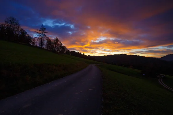 Bela Paisagem Nascer Sol Brilhante Nas Montanhas Estrada Primeiro Plano — Fotografia de Stock