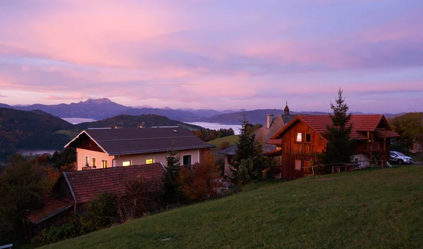 Ráno Vesnici Krásná Krajina Krásná Farma Horách Slunci — Stock fotografie