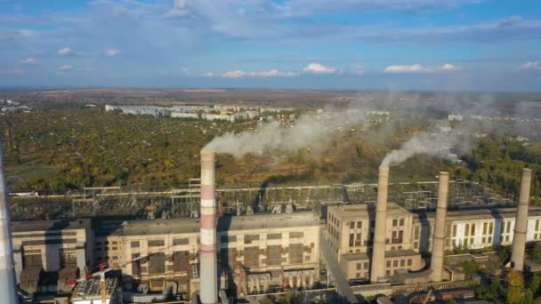 川のほとりにある発電所のパイプからの煙の空中像 — ストック動画