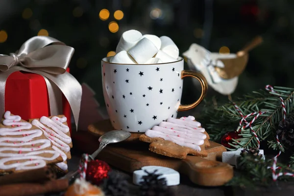 Kopp Kaffe Och Marshmallows Presenter Pepparkakor Och Juldekoration — Stockfoto