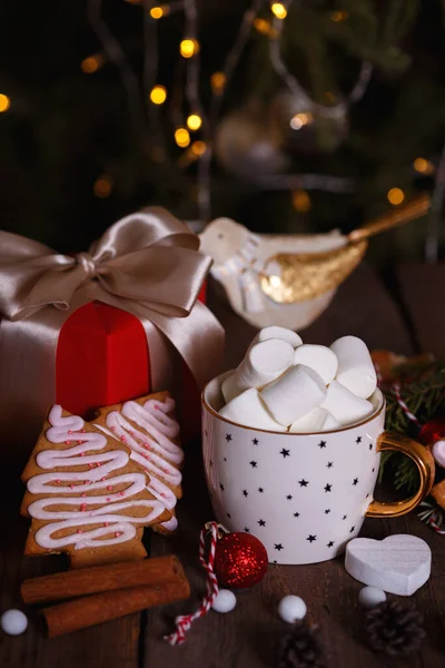 Kopp Kaffe Och Marshmallows Presenter Pepparkakor Och Juldekoration — Stockfoto