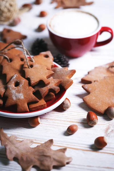 コーヒーとジンジャーブレッドとクリスマスの装飾のカップ — ストック写真