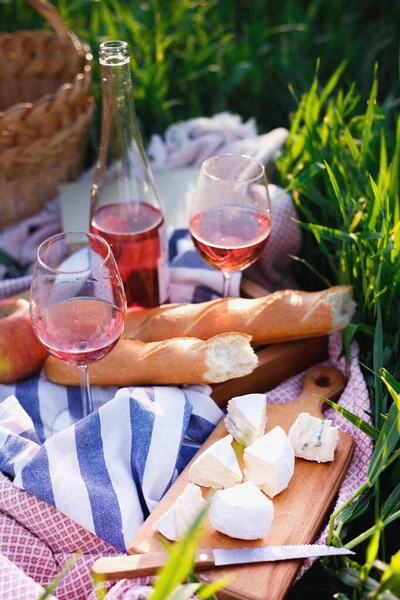 Verão Piquenique Prado Baguete Vinho Copos Queijo Perto Cesta Gras — Fotografia de Stock