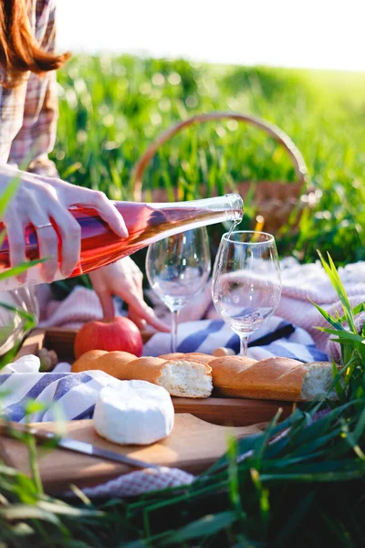 Zomer Provençaalse Picknick Weide Meisje Giet Wijn Glazen Buurt Van — Stockfoto