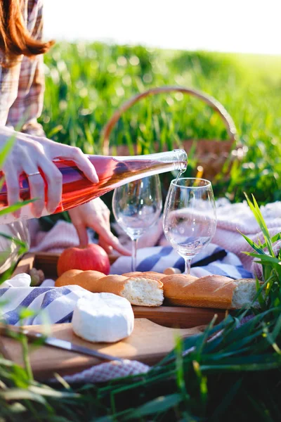 Verão Piquenique Prado Menina Derrama Vinho Copos Perto Uma Cesta — Fotografia de Stock