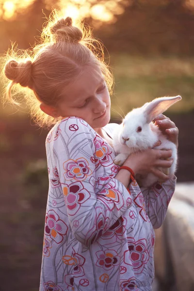 Lány Nyúl Gyepen Kertben Sunse — Stock Fotó