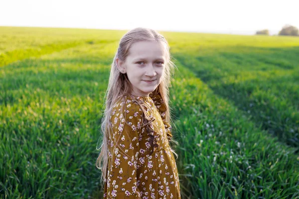 在绿地里快乐的女孩 夏天和自由O — 图库照片
