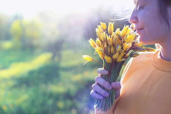 Jarní Nálada Pocit Svobody Dívka Drží Kytici Žlutého Divokého Tulipánu — Stock fotografie