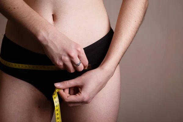 Ragazza Misura Suoi Volumi Con Centimetro Corpo Sano Bello Corpo — Foto Stock