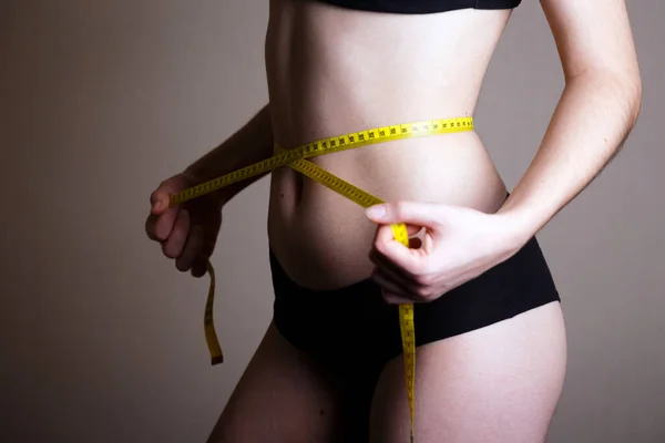 女孩用厘米量她的体积 健康而美丽的身体 女性身体 — 图库照片