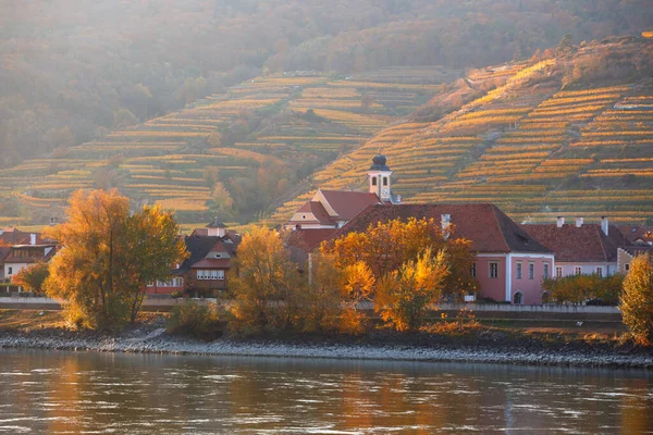 澳大利亚Wachau山谷Krems Land区多瑙河河岸Weissenkirchen澳大利亚小村秋景 — 图库照片