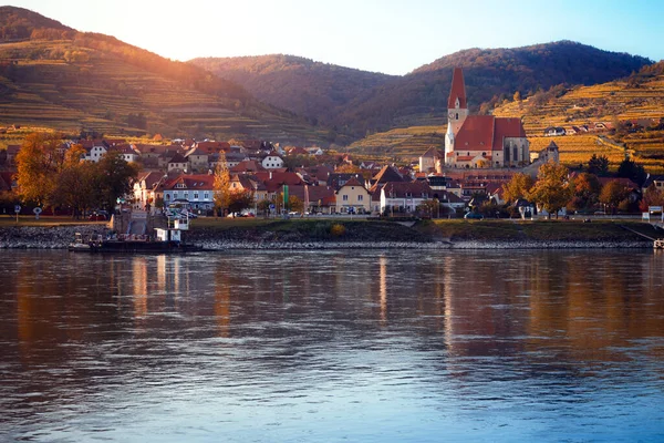 澳大利亚Wachau山谷Krems Land区多瑙河河岸Weissenkirchen澳大利亚小村秋景 — 图库照片