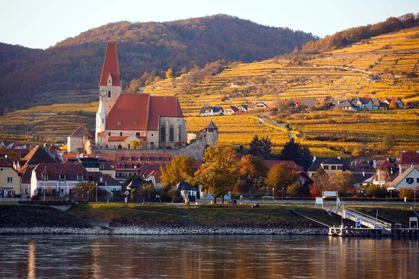 澳大利亚Wachau山谷Krems Land区多瑙河河岸Weissenkirchen澳大利亚小村秋景 — 图库照片