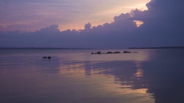 Paarse Zonsondergang Het Rustige Zeeoppervlak Met Felle Zonnestralen Die Door — Stockvideo