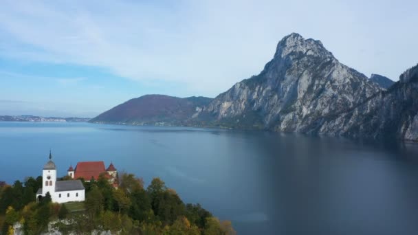 奥地利Salzkammergut Traunsee湖上著名的Traunkirchen教堂的景观 — 图库视频影像