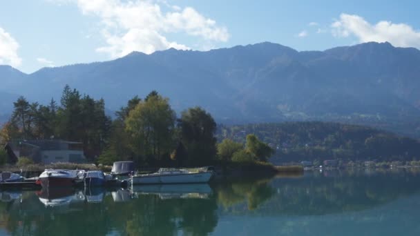 Herbstblick Auf Den Faakersee Vom Aussichtspunkt Sonnigen Oktobertag — Stockvideo