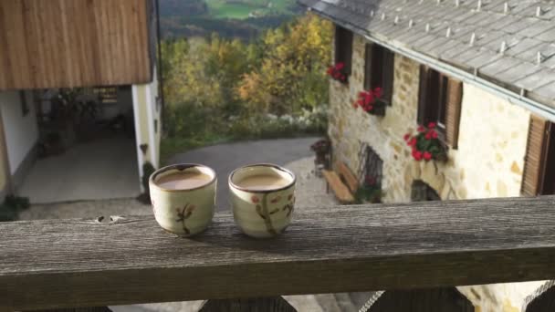 阳光明媚的早晨 在一座古老乡村房屋的木制露台上 喝两杯咖啡 — 图库视频影像