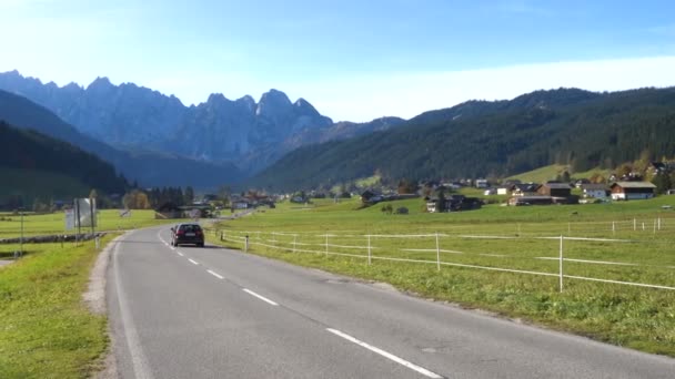 Auto Projíždějící Silnici Krásným Rakouským Údolím Tradičními Venkovskými Domy Horám — Stock video