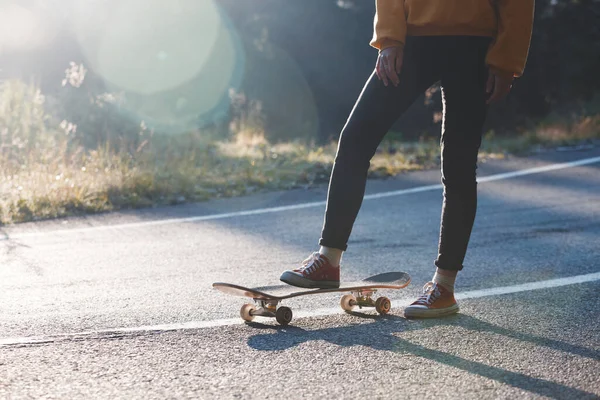 Piedi Uno Skateboard Ragazza Cavalca Uno Skateboard Transalpine Romania — Foto Stock