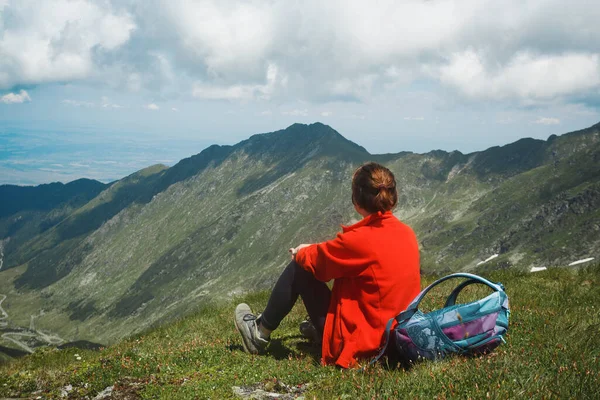 Chica Excursionista Camino Las Montañas Transfogaras Romani — Foto de Stock