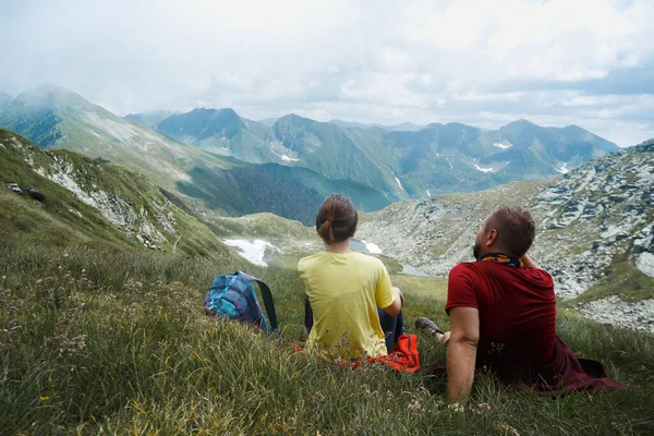 Chica Excursionista Con Papá Sendero Las Montañas Transfogaras Romani —  Fotos de Stock