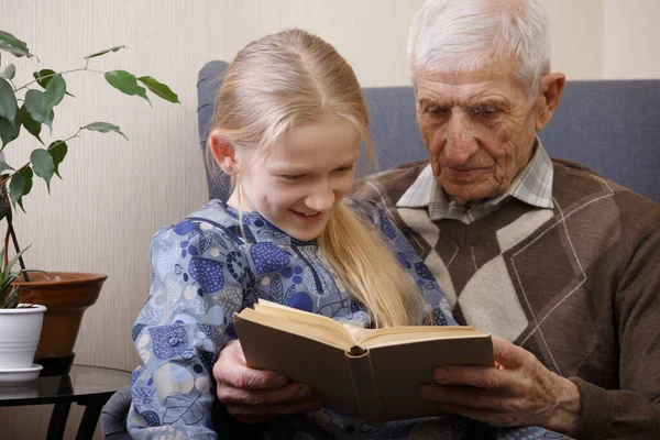 Retrato Del Hombre Mayor Sentado Sillón Junto Con Nieta Leyendo — Foto de Stock