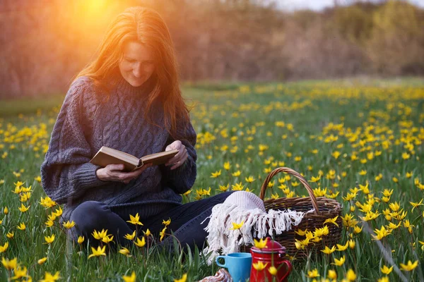 Весняний Пікнік Лузі Дівчина Читає Книгу Фоні Красивих Диких Жовтих — стокове фото
