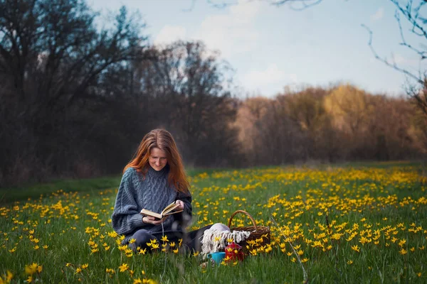 Pique Nique Printemps Dans Prairie Fille Lit Livre Sur Fond — Photo