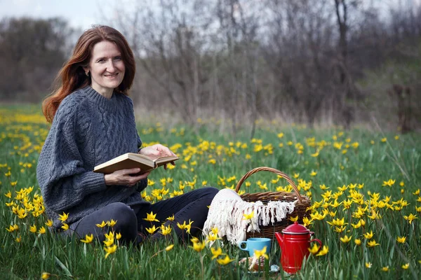 Picnic Primavera Prado Chica Lee Libro Sobre Fondo Hermosos Tulipanes —  Fotos de Stock