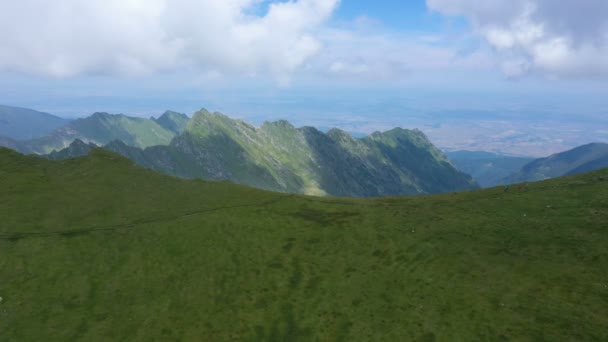 Madre Con Hijas Caminando Por Cresta Fagaras Las Montañas Rumanas — Vídeos de Stock