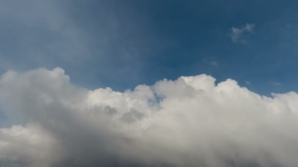 Belas Nuvens Brancas Flutuando Céu Azul Dia Ensolarado — Vídeo de Stock