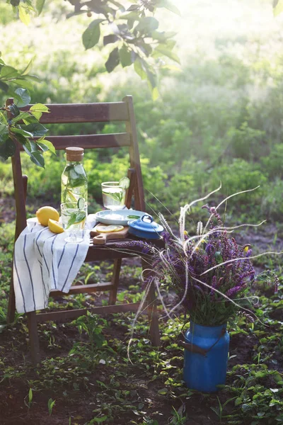 Nature Morte Limonade Citron Concombre Menthe Sur Une Chaise Vintage — Photo