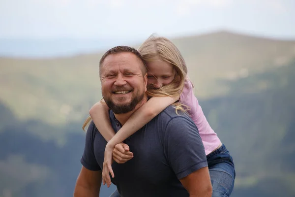 Pai Feliz Com Filha Contra Fundo Das Montanhas Norwa — Fotografia de Stock