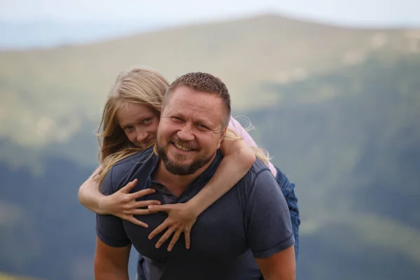 快乐的爸爸和女儿在高山的背景下 — 图库照片