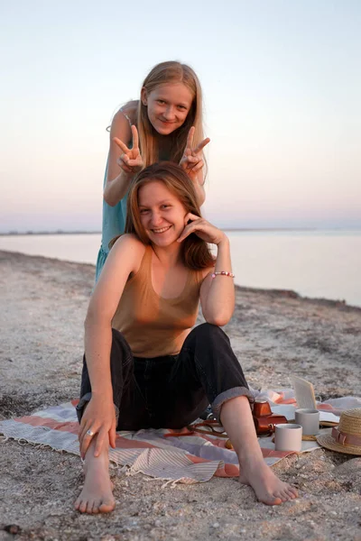 Fröhliches Lustiges Mädchen Das Sich Ufer Ausruht Schwestern Beim Picknick — Stockfoto