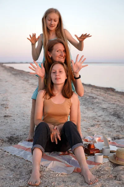 Glückliche Lustige Familie Die Sich Ufer Ausruht Mutter Und Töchter — Stockfoto