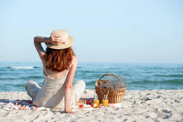 Sommar Picknick Vid Havet Flicka Hatt Och Korg För Picknick — Stockfoto