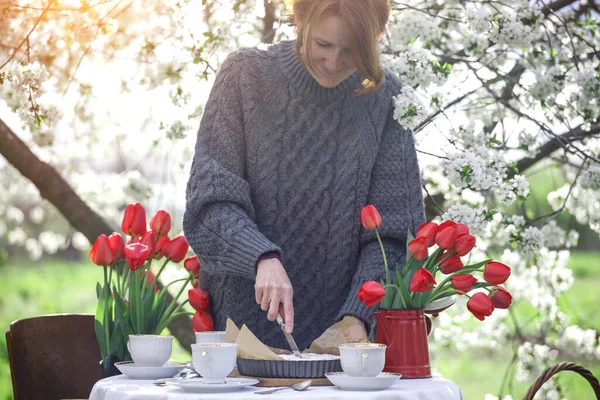 Stahlleben Frühstück Frühlingsgarten Tisch Mit Weißer Tischdecke Zum Teetrinken Und — Stockfoto