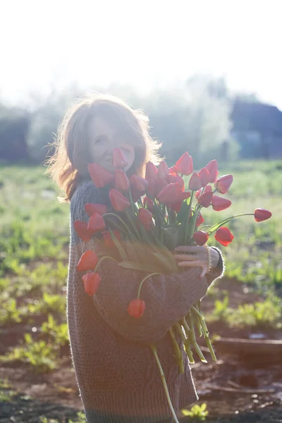Meisje Met Een Enorme Boeket Van Rode Tulp — Stockfoto