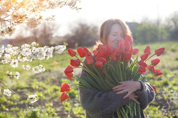 Dívka Obrovskou Kyticí Červeného Tulipánu — Stock fotografie