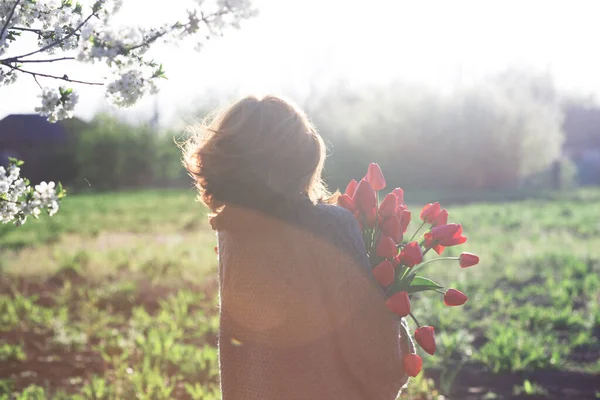 赤いチューリップの花束を持つ女の子 — ストック写真