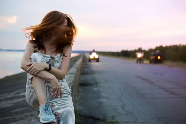 Ragazza Felice Seduta Sul Parapetto Strada Sullo Sfondo Atmosfera Moo — Foto Stock