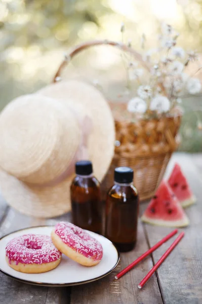 Sommer Stillleben Picknick Dorf Donuts Kalter Kaffee Wassermelone Buch Hut — Stockfoto