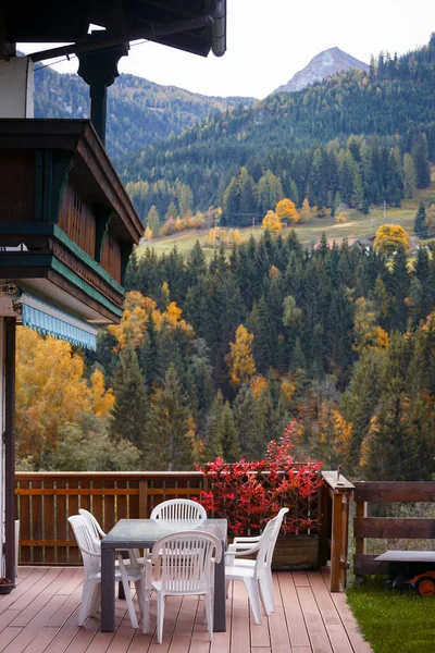 Terraço Acolhedor Com Uma Mesa Cadeiras Montanha — Fotografia de Stock