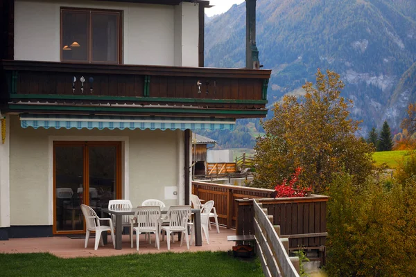 Gemütliche Terrasse Mit Tisch Und Stühlen Den Bergen — Stockfoto